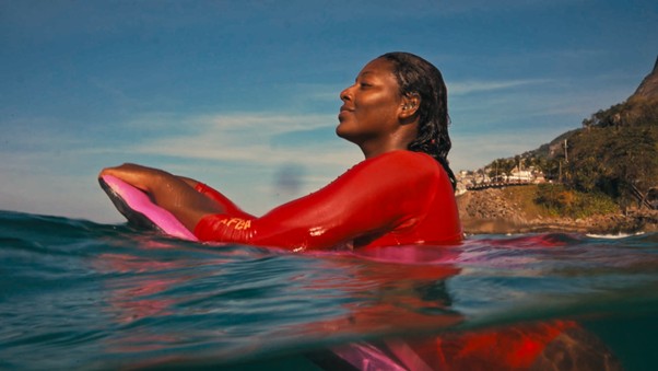 Praia limpa: inspire-se com a lição da professora voluntária de surfe