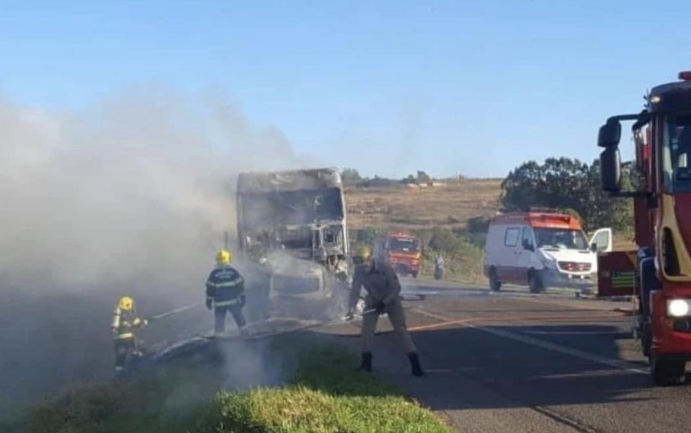 Imagem mostra carreta ainda em chamas na BR-040, em Goiás — Foto: Divulgação/CBMGO