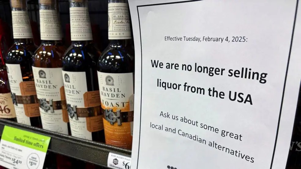 Mercado canadense comunica a interrupção da venda de bebidas americanas — 'Pergunte-nos sobre ótimas alternativas canadeses e locais', diz o folheto — Foto: Reuters