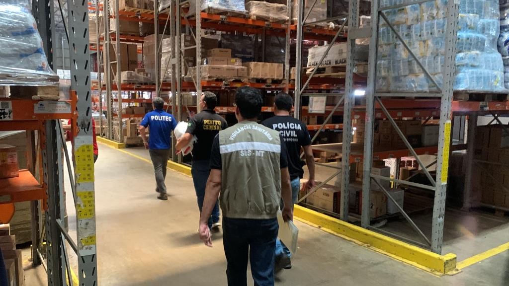 Distribuidora de MT tem mais de 7 mil garrafas de uísque apreendidas após pessoas passarem mal com suspeita de intoxicação por metanol