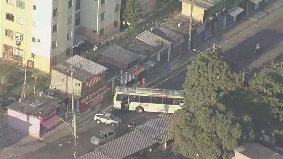 Ônibus é tomado por traficantes em Costa Barros — Foto: Reprodução/TV Globo