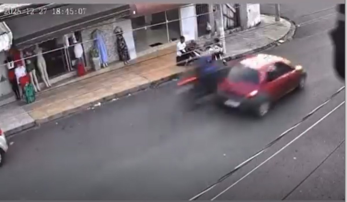 VÍDEO: motociclista morre ao ser atingido por carro que virou rua sem dar seta em Mogi Mirim