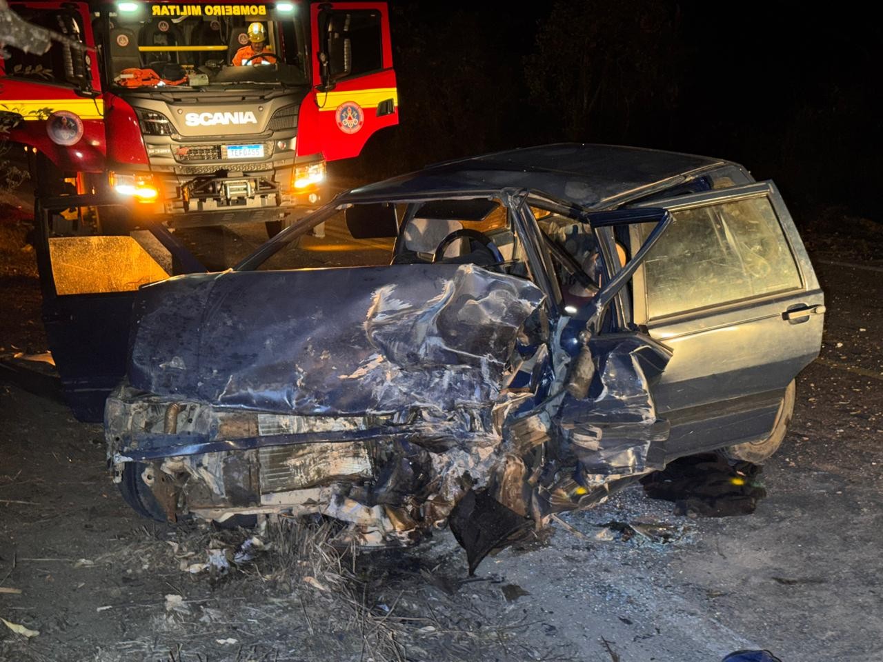 Homem morre e três pessoas ficam feridas em batida entre carros na MG-164, em Itapecerica