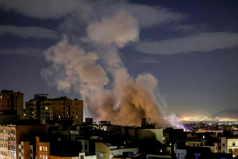 Coluna de fumaça aparece em Teerã após ataque com míssil atingir prédio, em 1º de março de 2026. — Foto: Atta Kenare/AFP