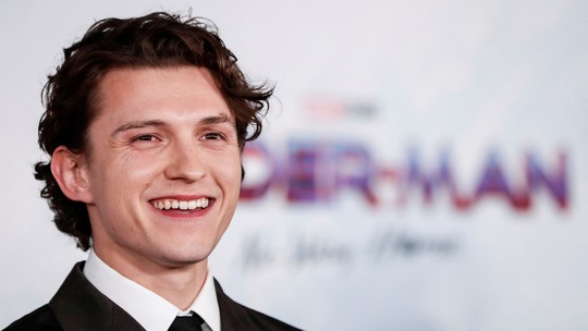 Tom Holland sofre concussão no set de ‘Homem-Aranha: Um Novo Dia’ e pausa as filmagens - De acordo com a ‘Variety’, o ator deve retornar às gravações dentro de alguns dias.