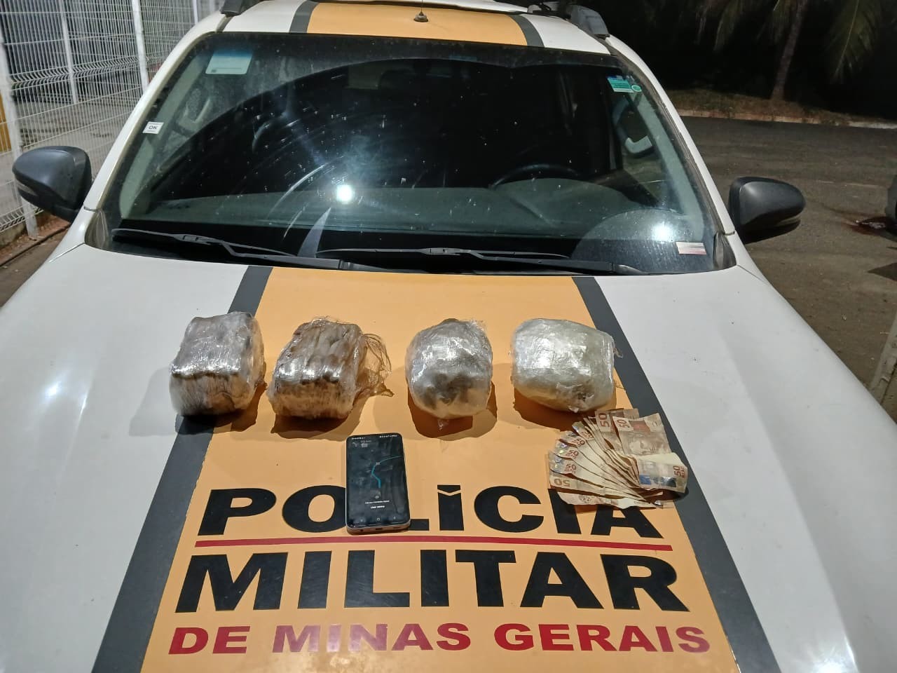Porções de haxixe e crack são encontradas no assoalho de carro durante operação na BR-259