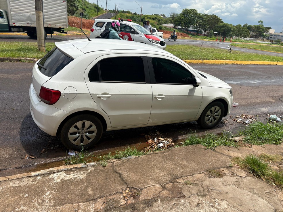 Corpo de homem é encontrado dentro de veículo na Avenida Tancredo Neves — Foto: Vinicius Alonso/TV Fronteira