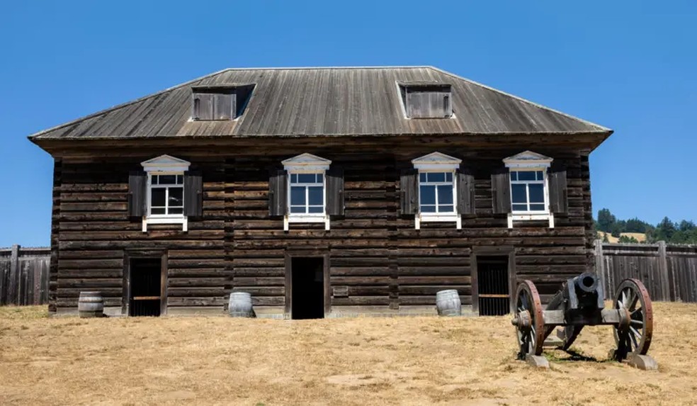 A Casa Kuskov no Forte Ross serviu de residência dos administradores coloniais entre 1817 e 1838. Ela recebeu seu nome do primeiro administrador da fortaleza, Ivan Aleksandrovich Kuskov (1765-1823) — Foto: Getty Images via BBC