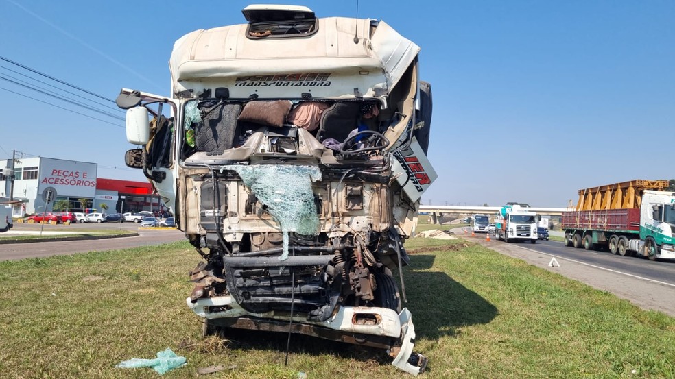 Carreta que se envolveu no engavetamento ainda estava na BR-116 neste sábado (31) — Foto: RPC