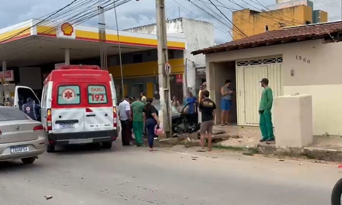 VÍDEO: Homem morre após perder controle de carro e bater em poste no oeste da Bahia