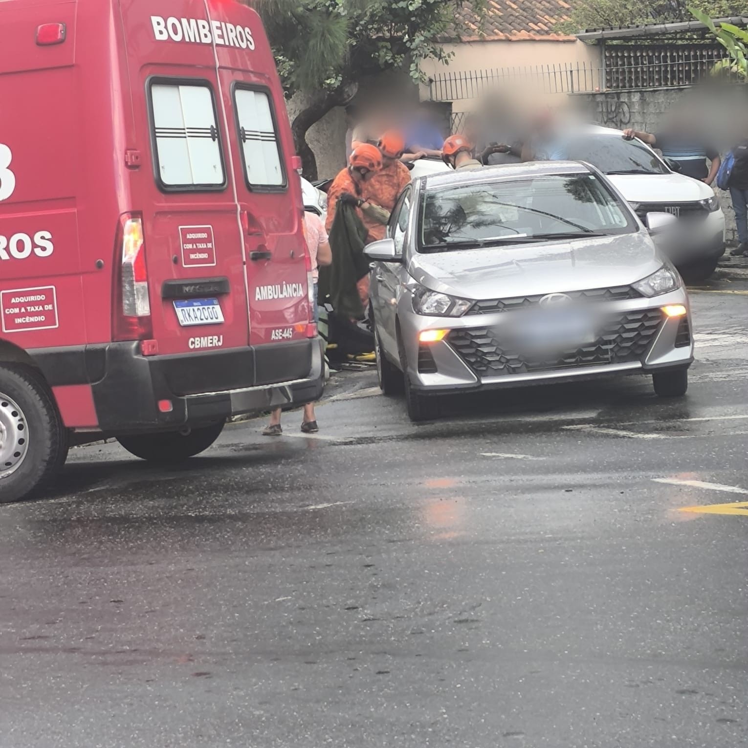 Homem é resgatado após ficar com perna presa em bueiro de Barra Mansa