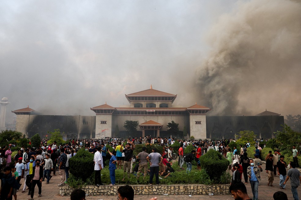 Manifestantes invadem e incendeiam complexo do Parlamento do Nepal durante protesto generalizado contra o governo em Catmandu 9 de setembro de 2025. — Foto: REUTERS/Adnan Abidi