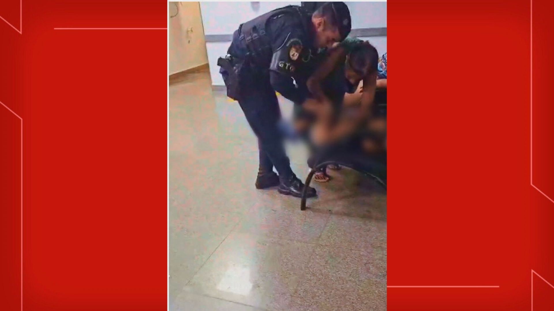 VÍDEO: PM cuida de bebê após pai ser preso por tráfico de drogas em delegacia do DF 