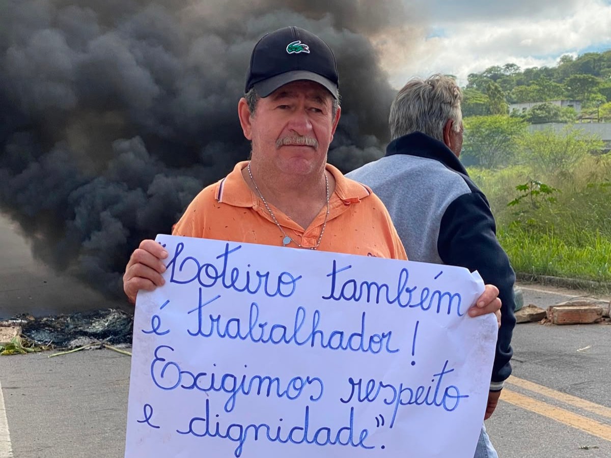 Protesto de loteiros bloqueia vias de Caruaru após início de fiscalização contra transporte sem alvará