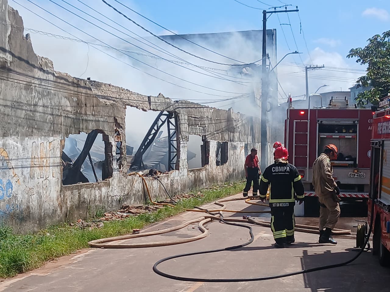 Incêndio atinge galpão de empresa na BR-316 em Ananindeua; fumaça assusta quem passava pelo local