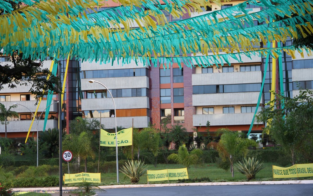 Condomínios não podem proibir reuniões de torcedores dentro das unidades residenciais durante jogos da seleção