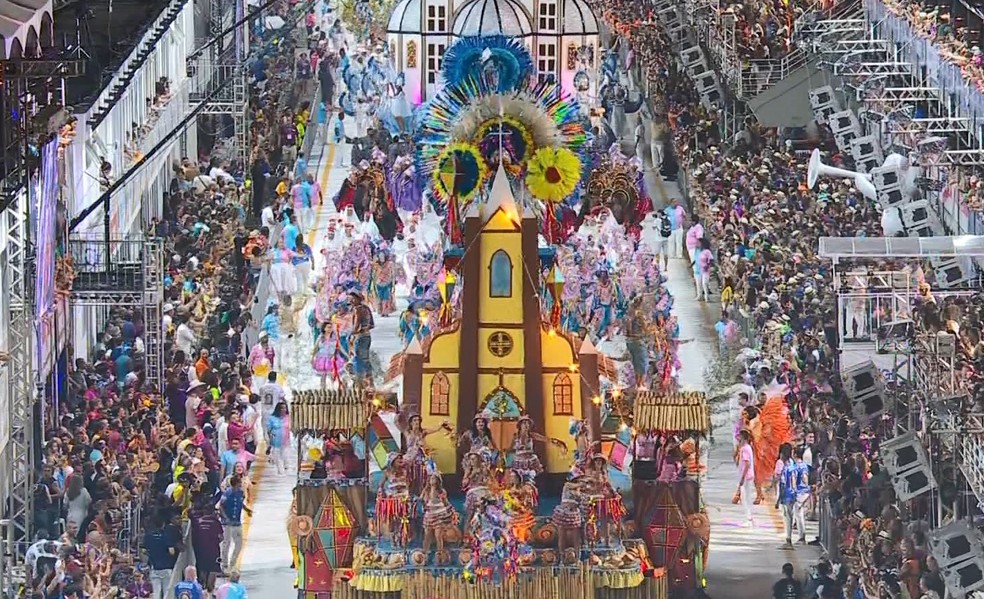 Desfile da Novo Império em 202;2 agremiação foi campeã do Carnaval de Vitória. — Foto: Reprodução/TV Gazeta