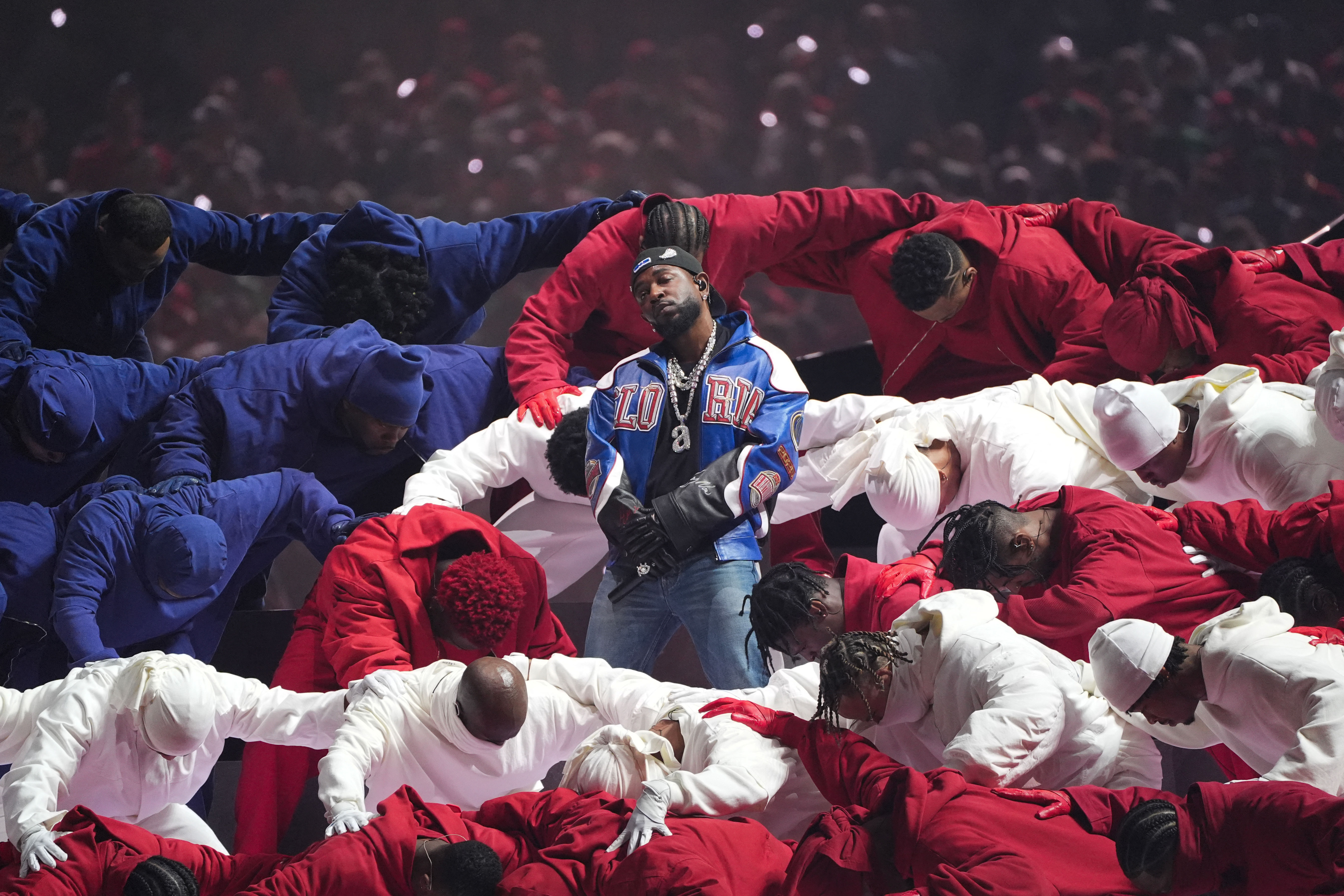 Kendrick Lamar recebe SZA e canta sobre treta com Drake no show do intervalo do Super Bowl 2025