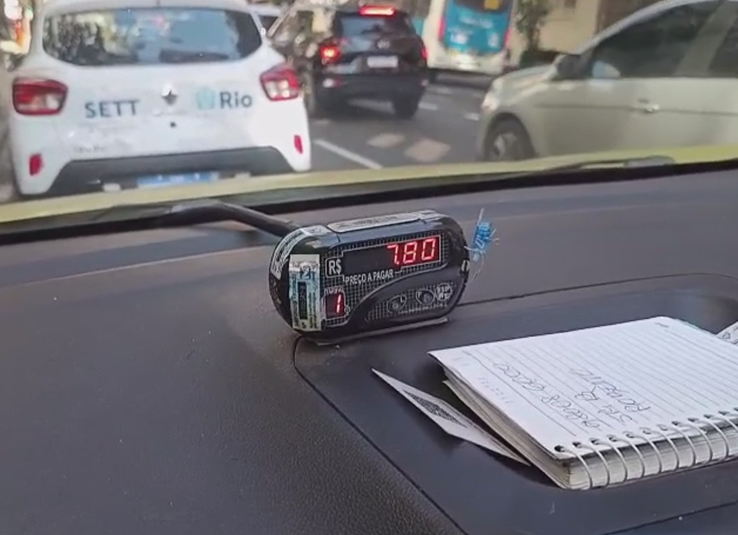 Motoristas que usavam dispositivo que fazia o taxímetro disparar são presos no Rio 