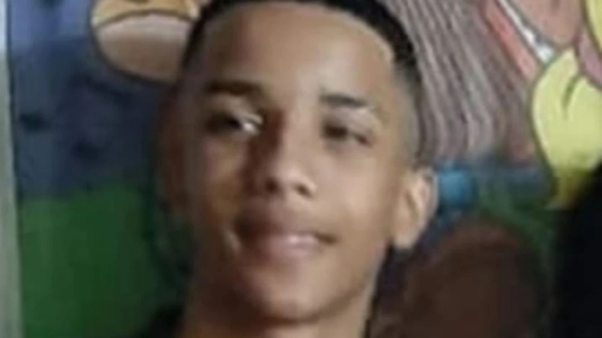 Mãe ouve tiros e recebe ligação de que filho foi morto no meio da praça, na Serra