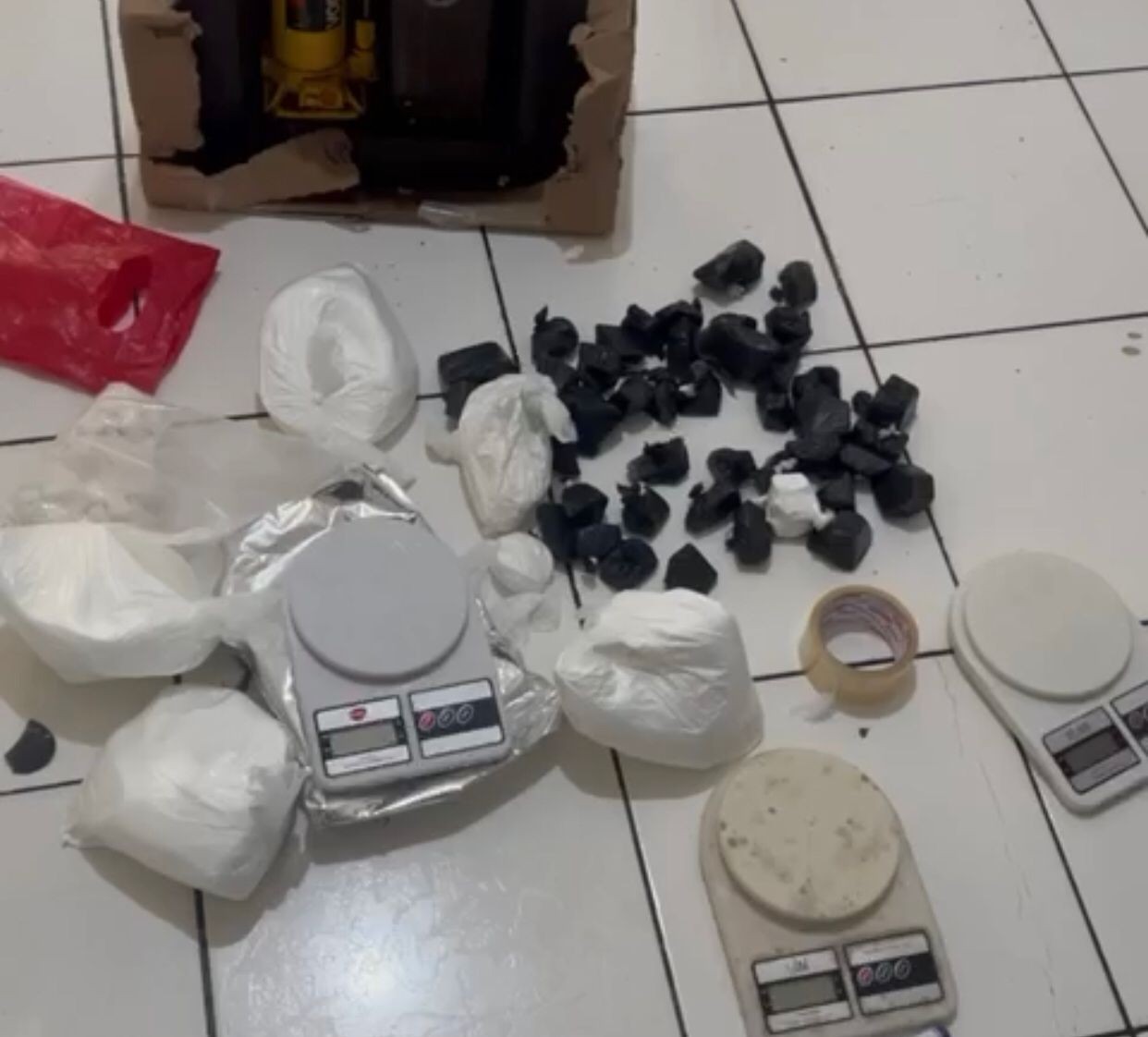 Polícia desmonta laboratório de refino de drogas em condomínio de Aracaju 