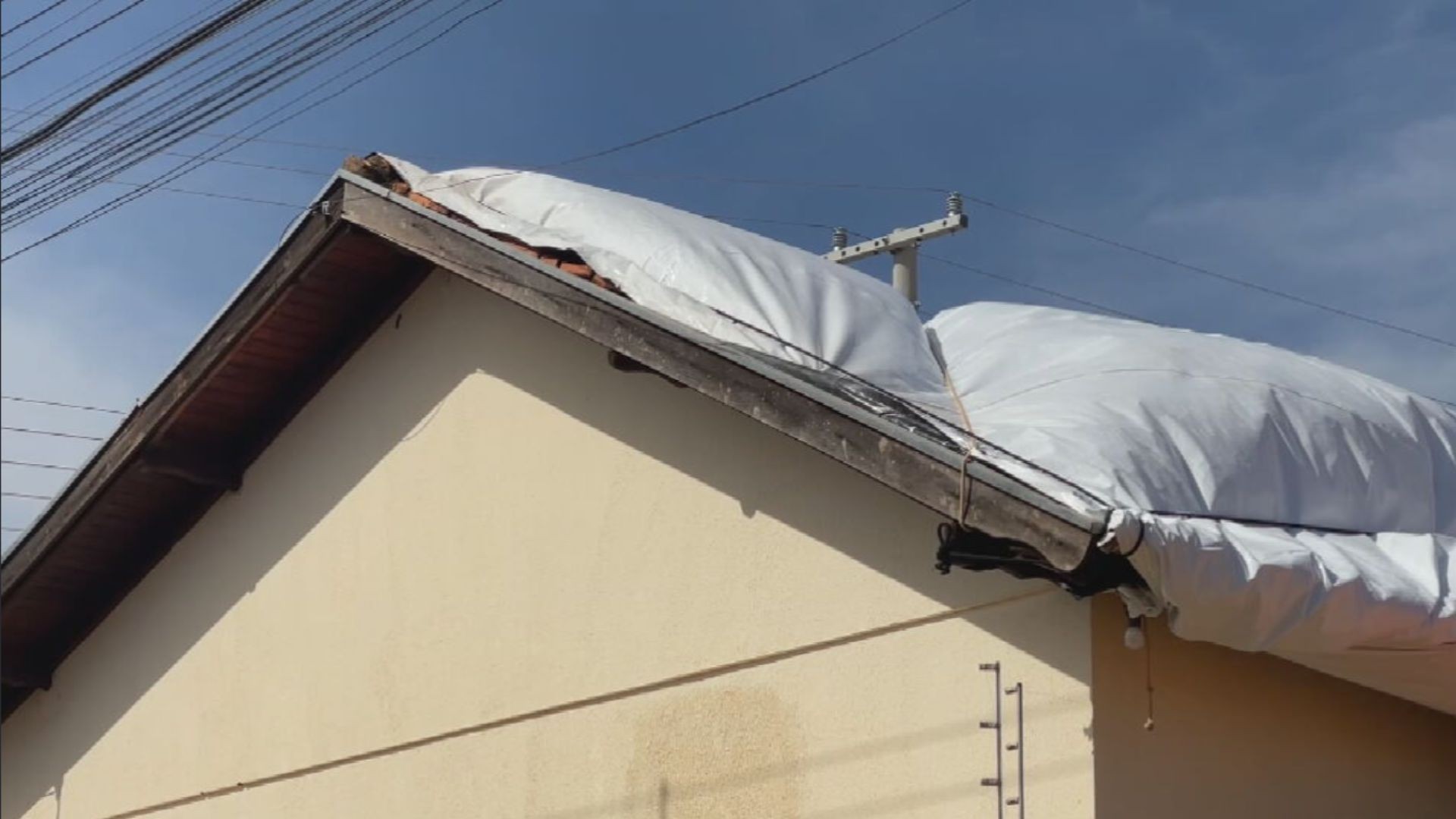 Chuva de granizo atinge 75% das casas, telhados são cobertos com lona e escola suspende aulas em cidade no interior SP