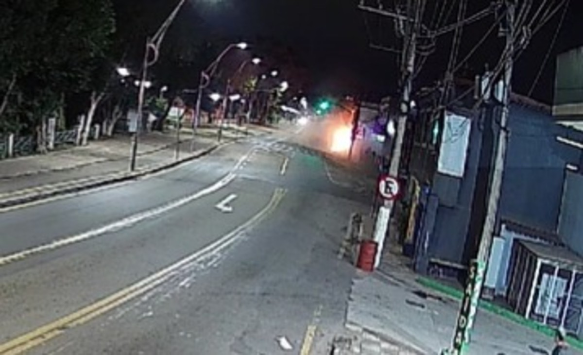 VÍDEO: Acidente entre veículos deixa homem ferido em Volta Redonda; carro pegou fogo