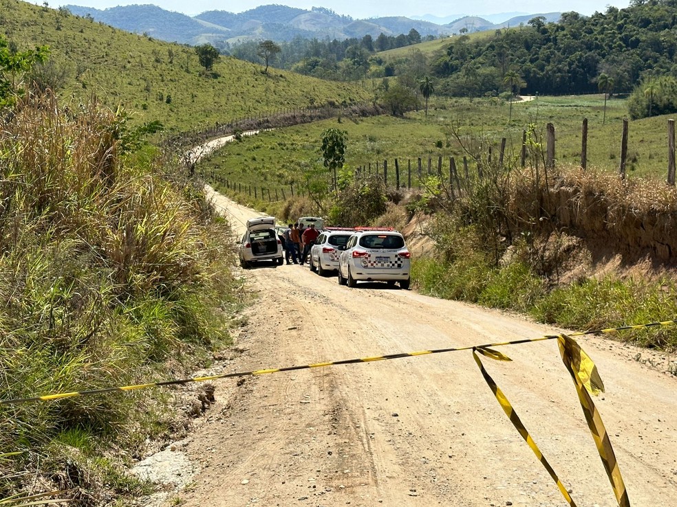 Homem é encontrado morto dentro de carro na zona rural de Jacareí, SP — Foto: André Luis Rosa/TV Vanguarda
