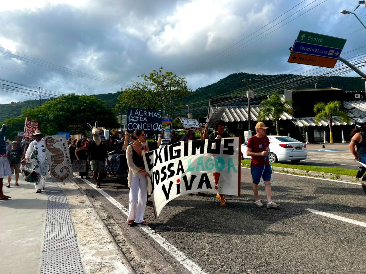 Lagoa da Conceição: manifestação marca luta contra poluição em cartão-postal de Florianópolis