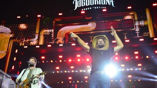 Sem a banda, Fernando e Sorocaba fizeram um show de improviso e embalaram o pblico com grandes sucessos sertanejos  Foto: Jlio Csar Costa/g1