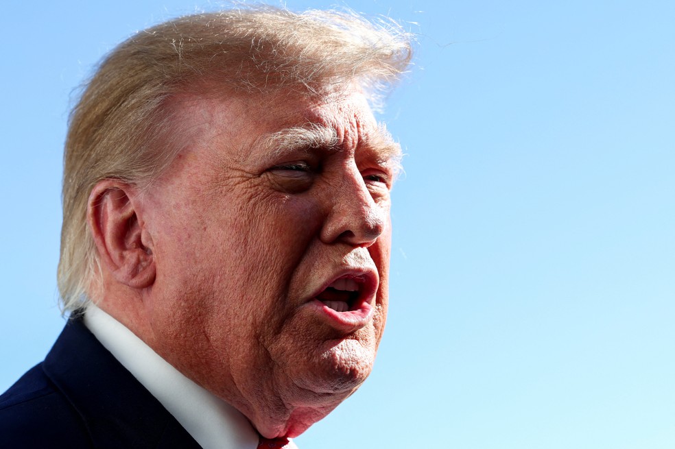 O presidente dos EUA, Donald Trump, fala com membros da imprensa ao sair da Casa Branca rumo ao Kansas, em Washington, DC, EUA, em 19 de outubro de 2026 — Foto: REUTERS/Kevin Lamarque