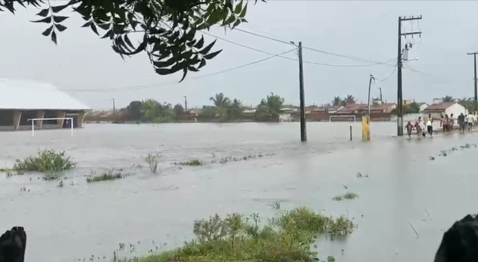 Tempestade em Colniza faz rio transbordar e alagar zona rural
