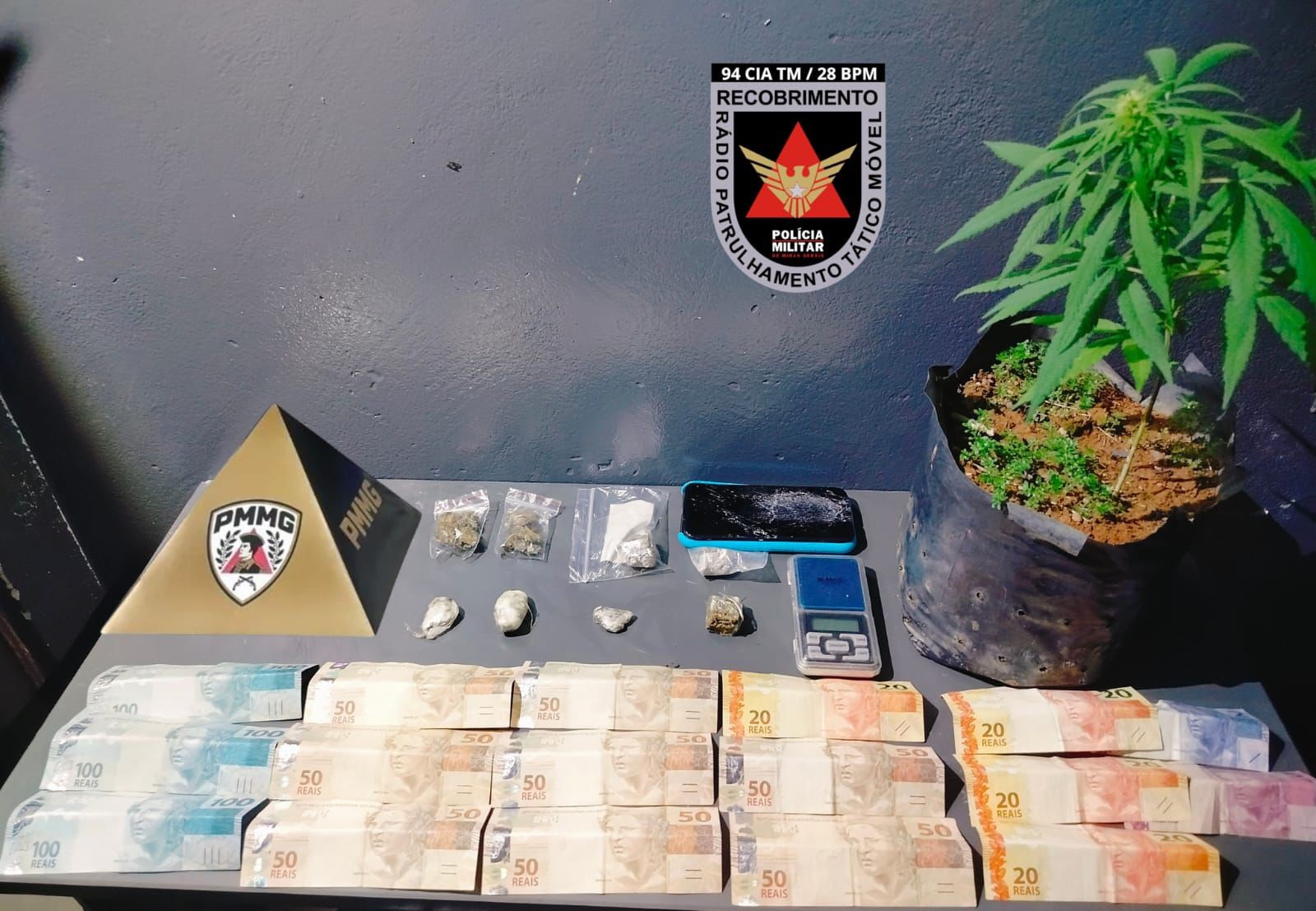 Porções de maconha são apreendidas após condutor inabilitado ser abordado com moto sem placa em Unaí