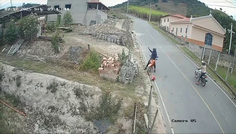 Câmera flagra furto de motocicleta em zona rural de cidade de 6 mil habitantes