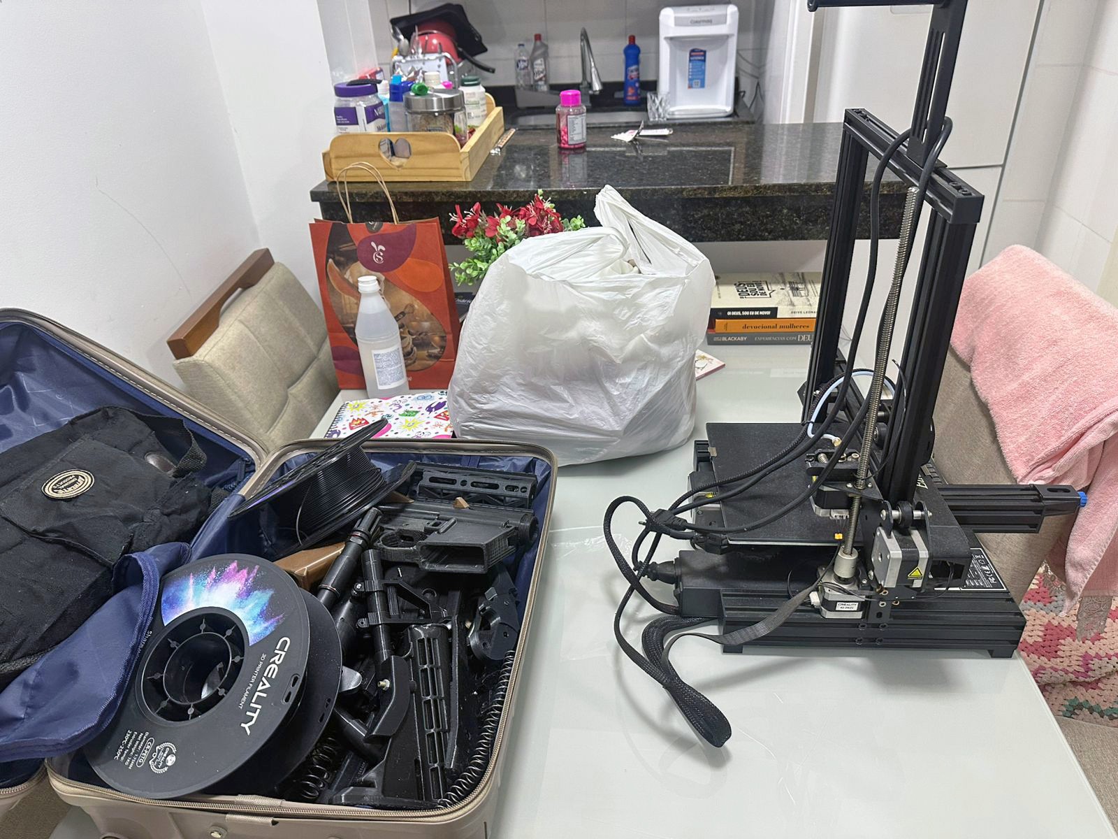 Polícia de Piracicaba cumpre mandados em operação interestadual contra fabricação de armas em impressoras 3D