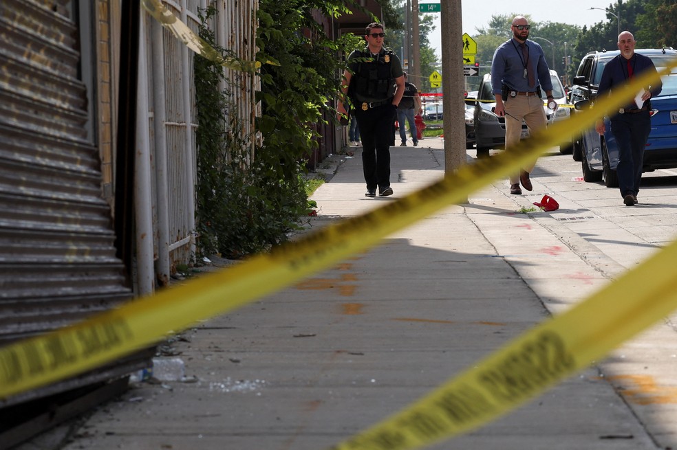 Policiais isolaram área onde homem foi morto nos arredores da convenção republicana, em Milwaukee — Foto: REUTERS/Shannon Stapleton