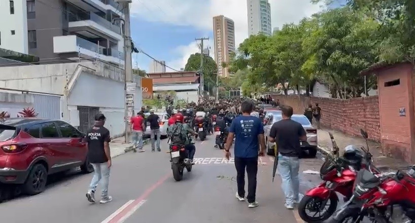 Policiais civis, penais e militares fazem protesto em frente à granja do governador, em João Pessoa