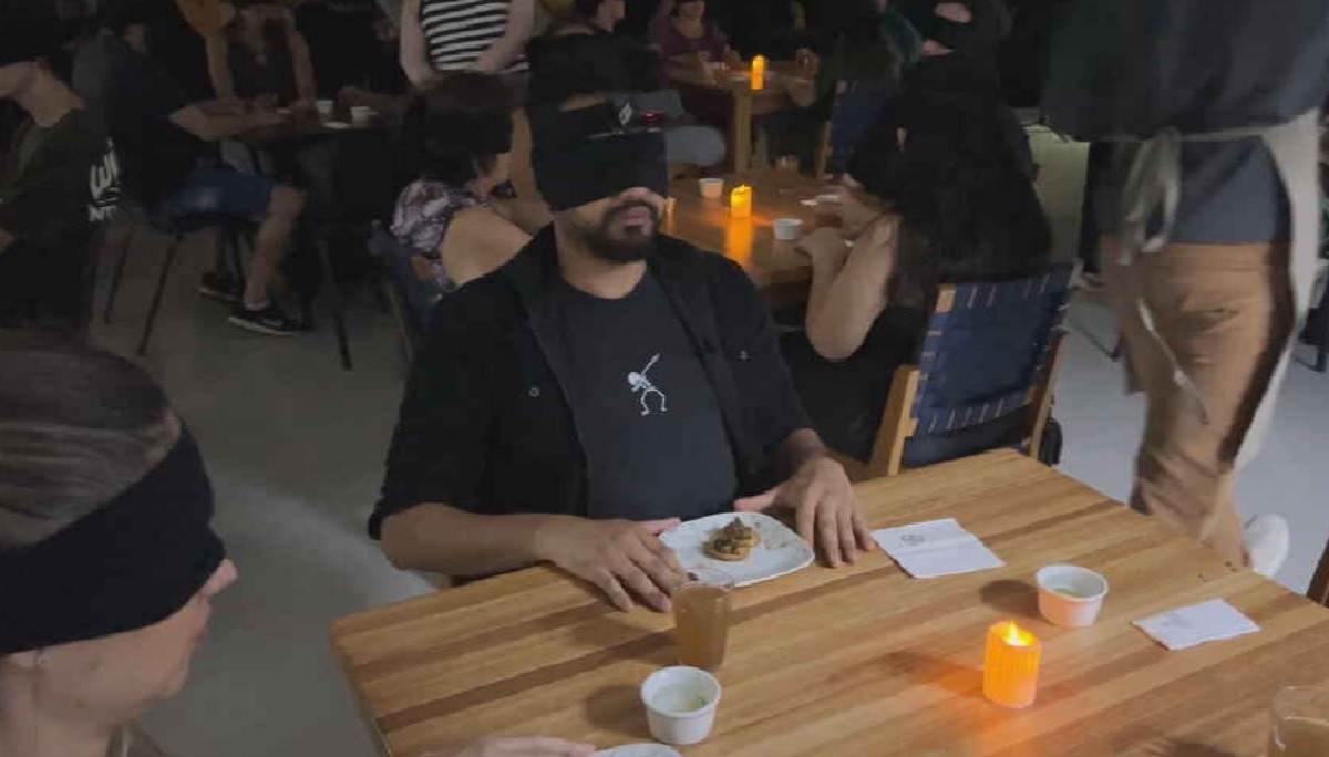 'Jantar no escuro': sentidos à mesa e olhos de folga durante experiência gastronômica inusitada em Bauru