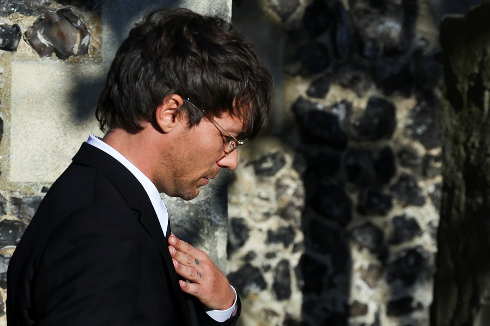 Louis Tomlinson chega ao funeral de Liam Payne — Foto: Toby Melville/Reuters