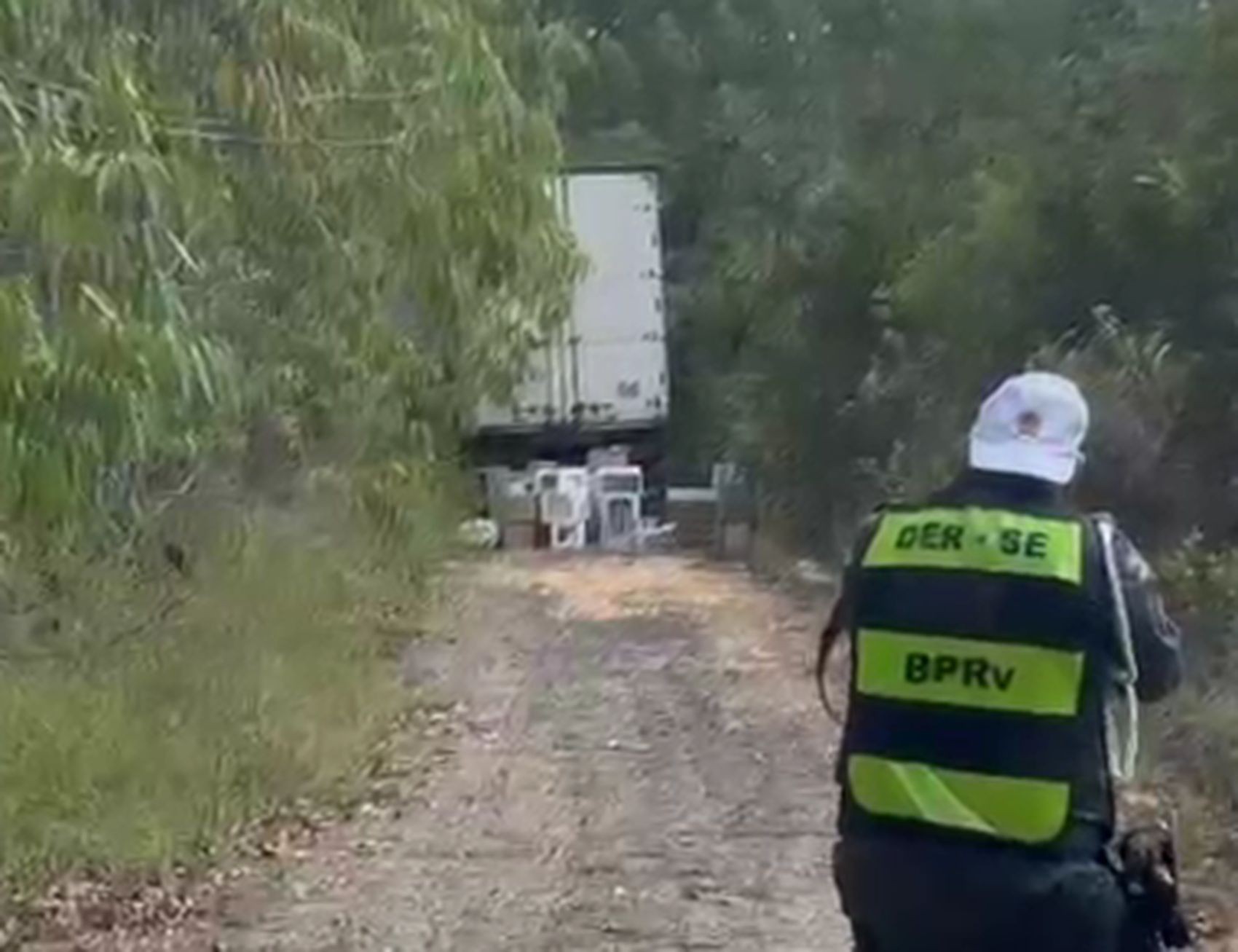 Caminhoneiro é levado por assaltantes e carga é roubada entre o municípios de Indiaroba e Jandaíra