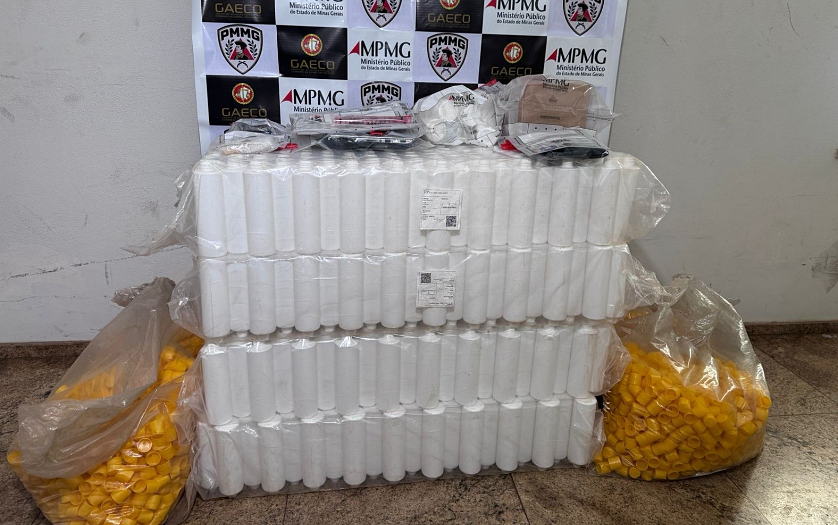 Operação do MPMG contra falsificação de  medicamentos prende cinco pessoas pessoas e apreende embalagens