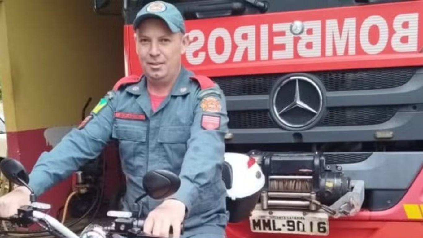 Suspeito de matar bombeiro esfaqueado na rua após discussão é preso em SC