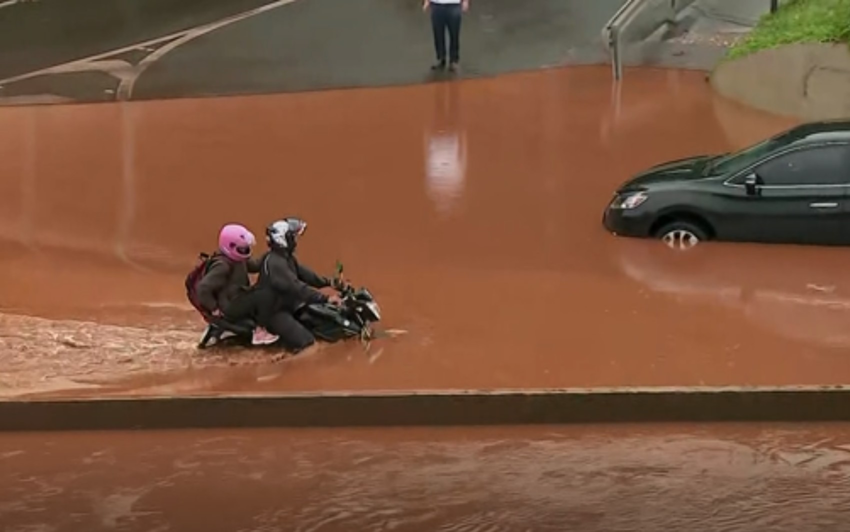 Motoristas e motociclistas se arriscam para atravessar trecho de avenida alagada em Ribeirão Preto; VÍDEO