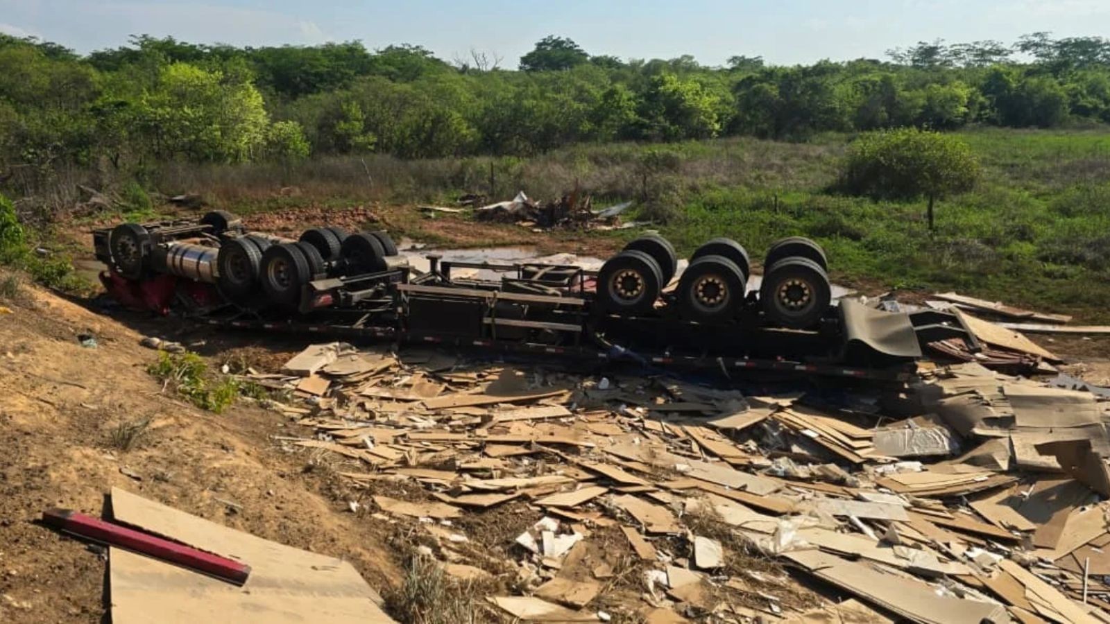 Caminhão sai da pista, tomba e deixa um morto na BR-135, no PI