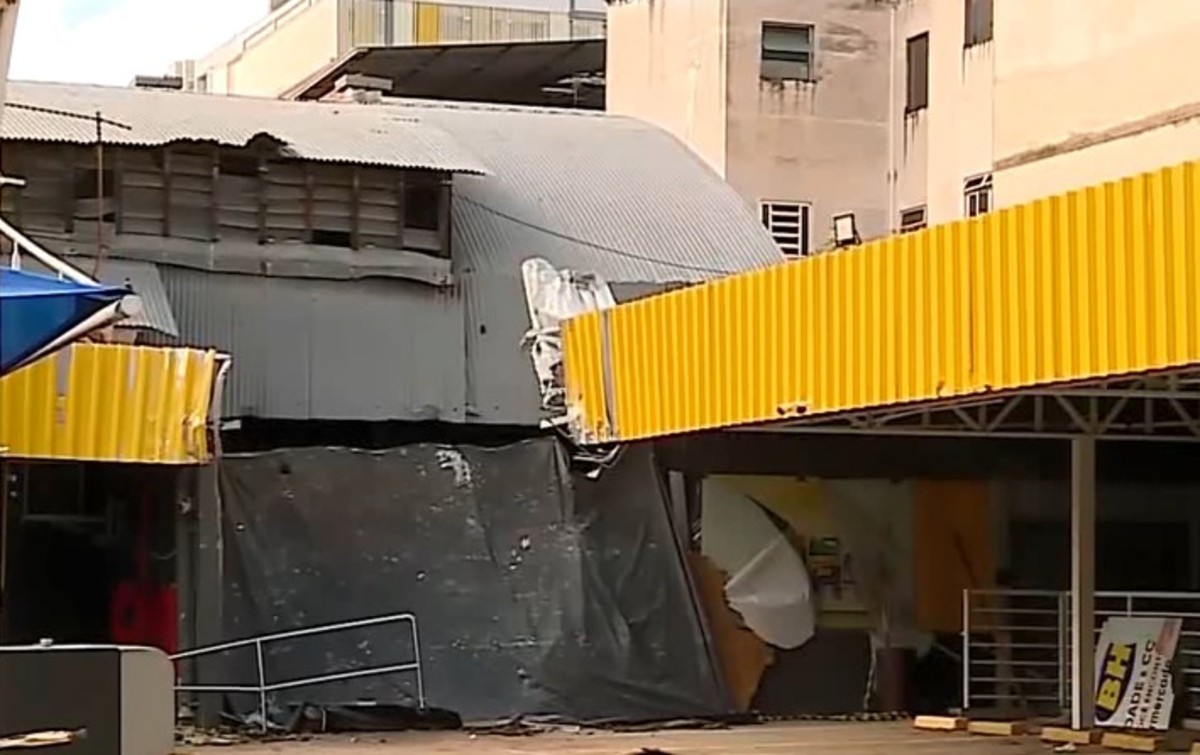 Ônibus de turismo que invadiu supermercado em Juiz de Fora é retirado de local do acidente