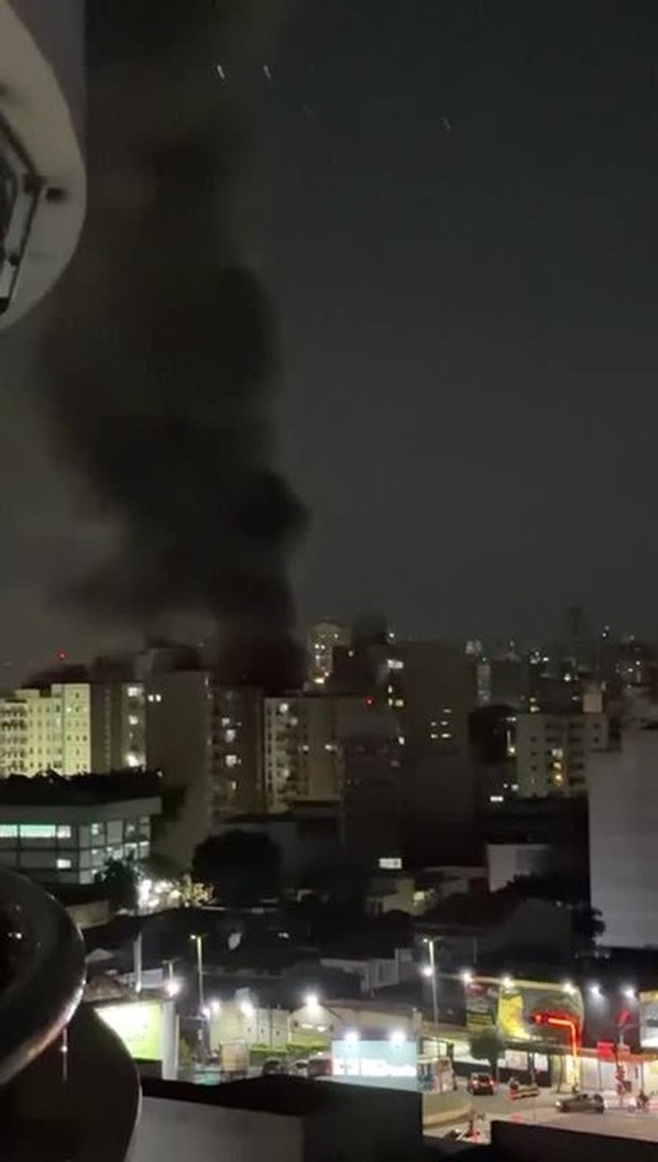 Incêndio de grandes proporções atinge loja no Centro de Santo André, no ABC Paulista