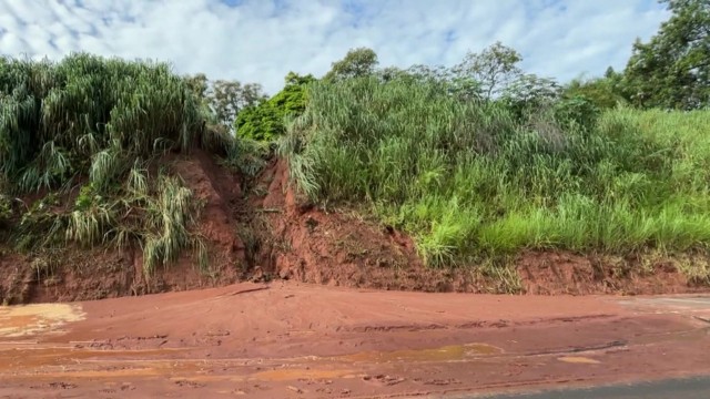 Chuva causa novo deslizamento de barranco na Rodovia Luiz de Queiroz em Piracicaba, fecha pista e gera congestionamento; veja desvios