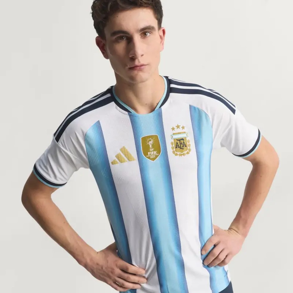 Modelo veste o uniforme da Argentina para a Copa do Mundo de 2026, vendido pela Adidas por $ 219.999 pesos argentinos — Foto: Reprodução/Divulgação