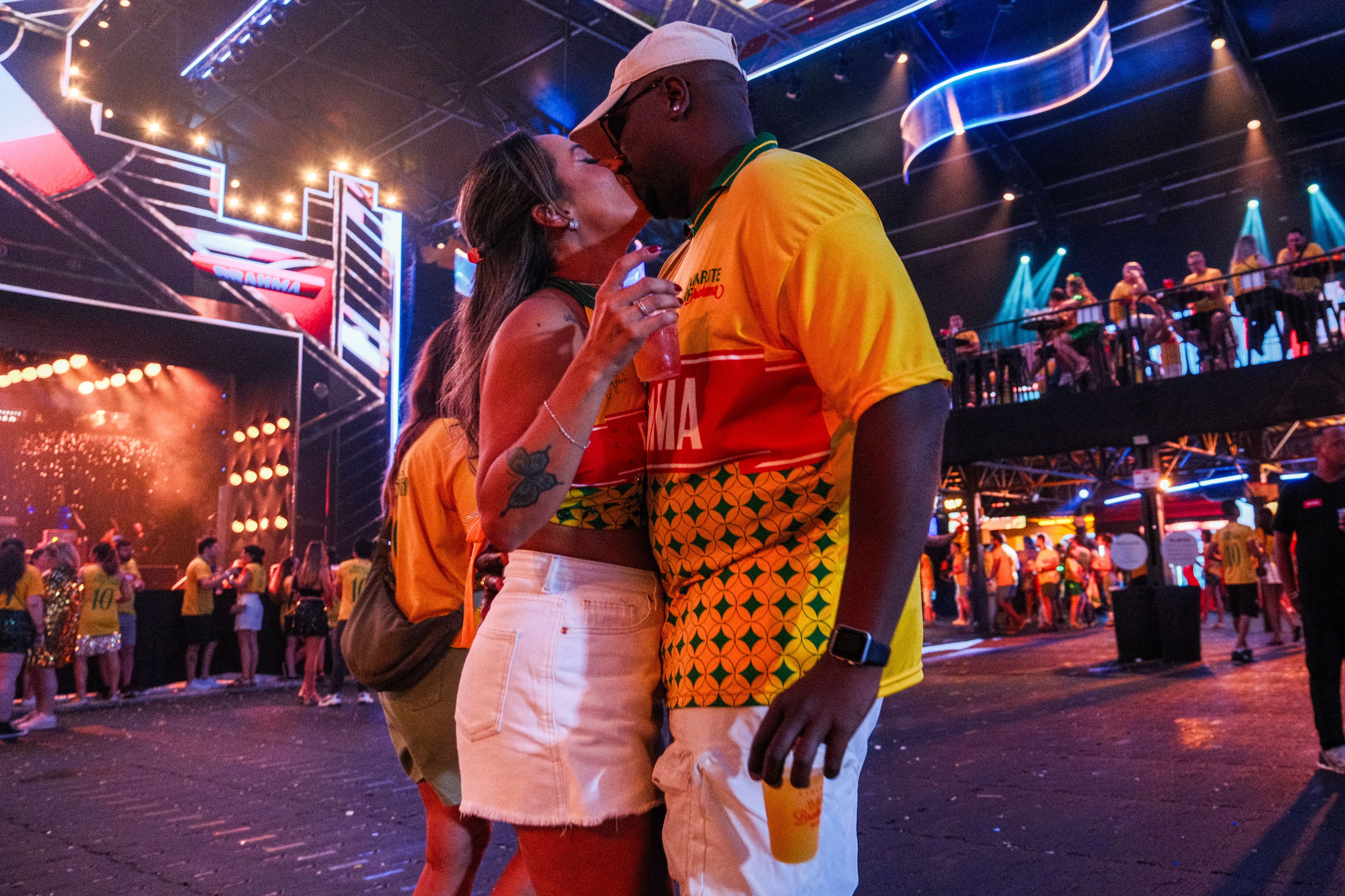 Poucos beijos de quem acabou de se conhecer, mais selinhos de casais antigos: o clima do camarote de carnaval mais concorrido de SP