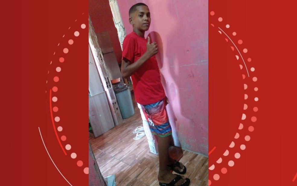 Adolescente é arrastado por correnteza após entrar em bar para pegar bola na Bahia — Foto: Arquivo Pessoal